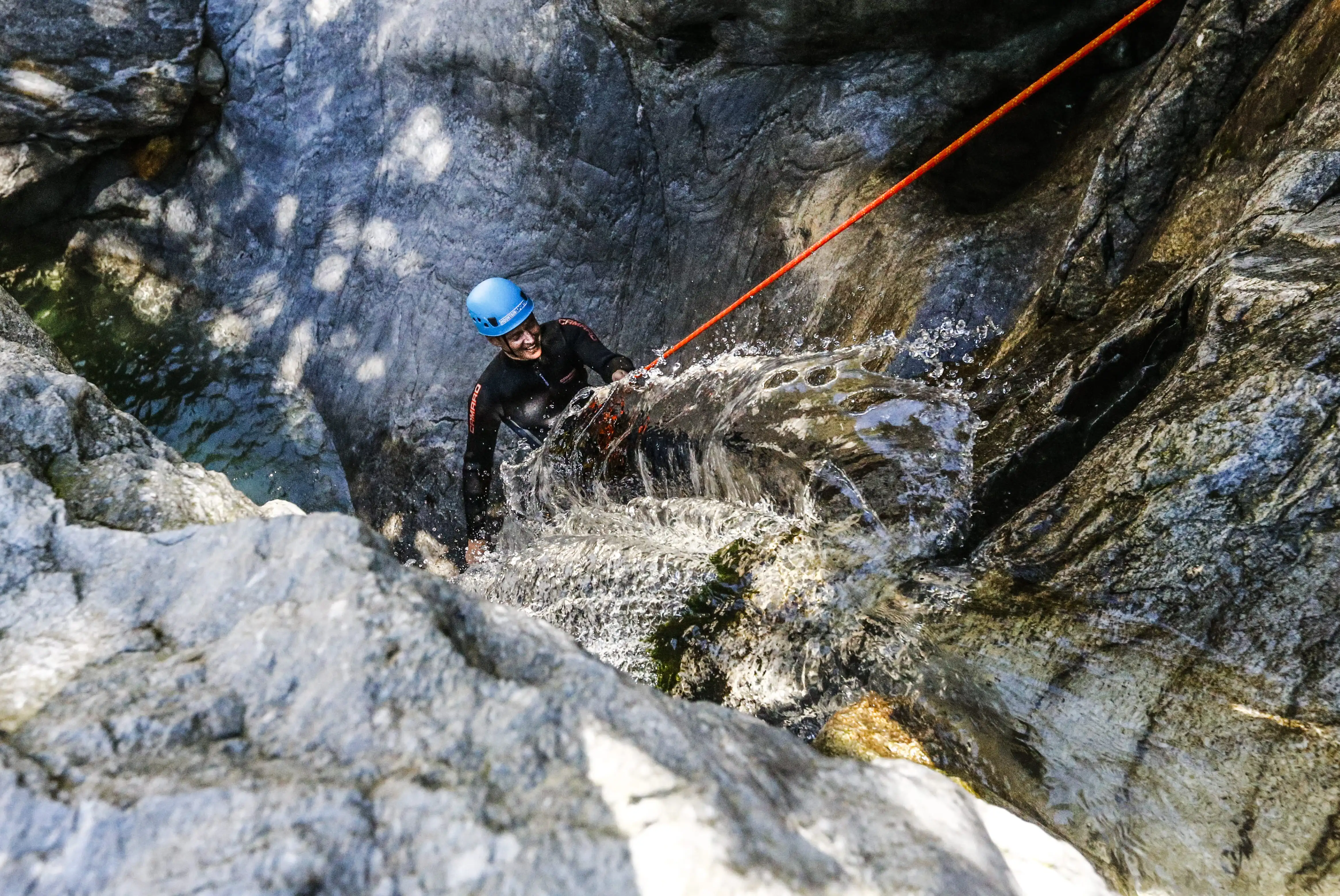 Abenteuerurlaub Tirol im Zillertal mit Canyoning durch wilde Schluchten und Wasserfälle der Zillertaler Alpen